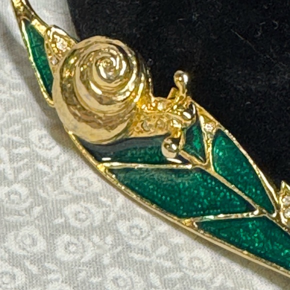 Brooch Leaf with snail gold tone and green 3” vintage - Picture 5 of 7